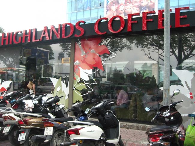 ショッピングセンターはまだ開いてませんでしたが、その前にあったカフェは開いてました。<br /><br />○　Highlands Coffee<br /><br />このカフェのチェーンもベトナムで人気らしい。