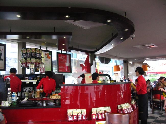 店内。<br /><br />ネットが使えたので、メールチェック。