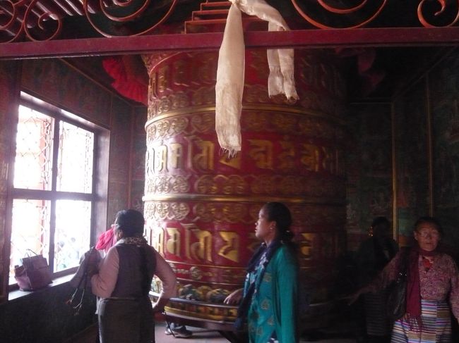 寺院内の巨大なマニ車