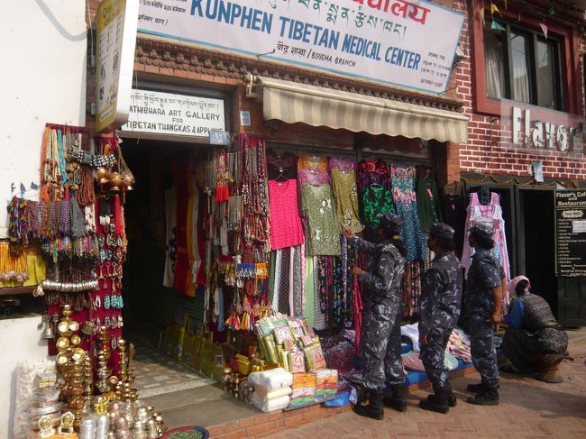 ストゥーパの周りには土産物屋が立ち並んでいました。