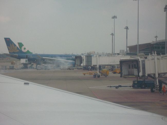 われらが乗るベトナム航空。そしてその奥にはエバー航空が。