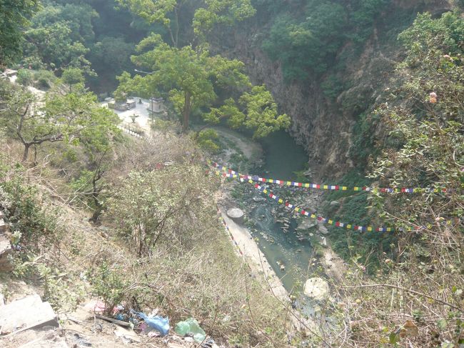 バグマティ川が見えてきたので、階段で下へ。
