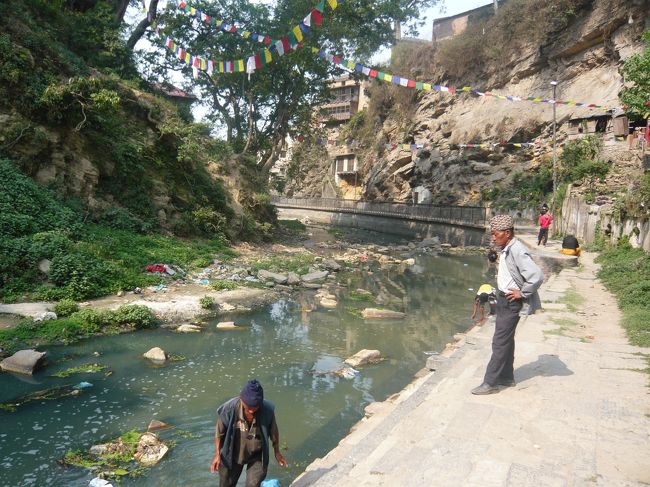 川沿いを下流に向かいます。