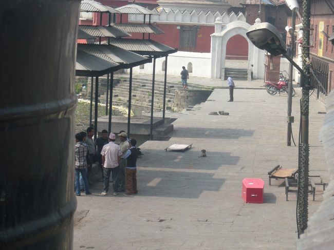 火葬場の脇に置かれた棺桶