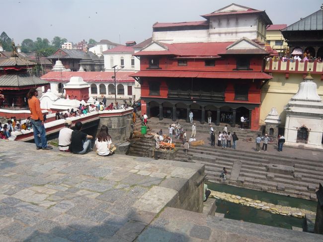 火葬が始まろうとしています。<br />橋を挟んで上流のこちら側は富裕層の火葬場で、火葬料も高いそうです。