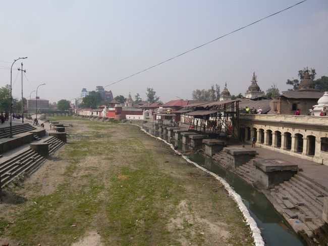 橋を挟んで下流の火葬場は、庶民用だそうです。