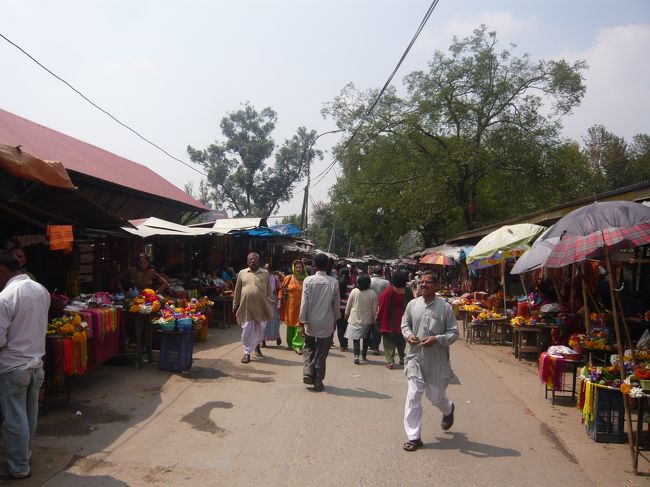 パシュパティナートを後にし、まだ時間に余裕があったので、空港まで歩いてみました。