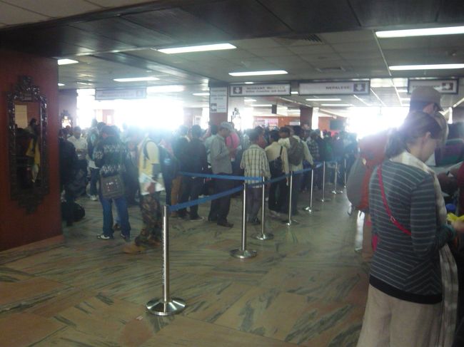 出国審査は結構並んでいて、通過に25分ほどかかりました。