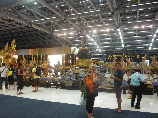 バンコク・スワンナプーム国際空港。<br />2月のミャンマー旅行と今回の往路でも利用しましたが、4階に免税店などのフロアがあることにこのとき初めて気づきました・・・<br /><br />ここで少し体調を崩したため、帰国便の機内食はパス。<br />7:30頃に帰国し、一旦帰宅してから仕事に向かいました。<br /><br />（完）