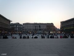 日が落ちても、ドゥオモが閉まっても、広場には人がいっぱい。