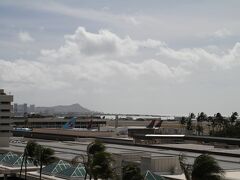 まず最初はハワイの玄関口ホノルル空港のパーキングの上層階からみた空港の景色です。普段はターミナルからしか見ない空港ですが、結構飛行機マニアにはたまらない風景でしょう。