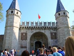 旧市街を１５分ほど歩いてトプカプ宮殿に着きました。
イスタンブールの観光では、トプカプ宮殿が混むので、できるだけ早い時間に行っておいたほうが良いと聞いていましたので、開館とほぼ同時に行きましたが、それでもチケット売り場はすでに行列で、買えるまで30分くらいかかりました。