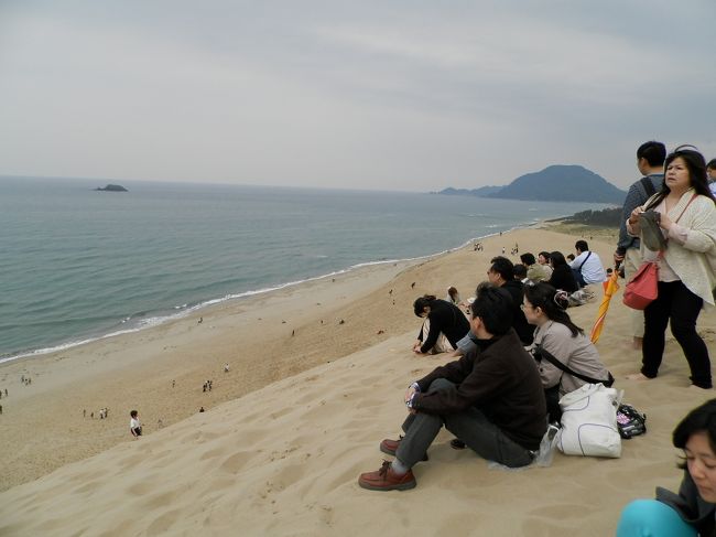 お山の上は気持ちいいの！<br /><br />えっ！今、速報が入ったの！<br />鳥取砂丘の山頂制覇は赤ちゃんとしては<br />グーちゃんが初だというの！！<br /><br />やった！