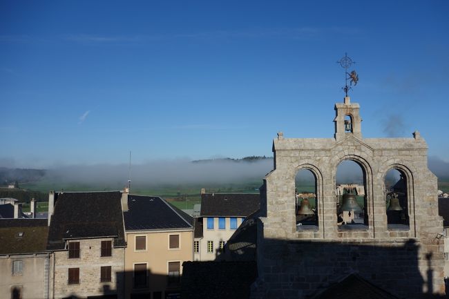 雲は教会の鐘より低い。