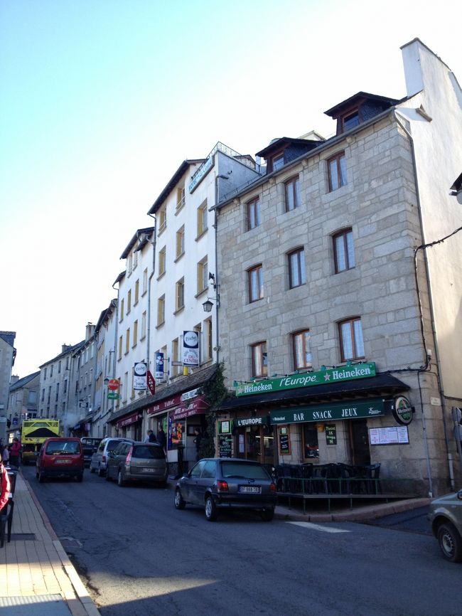 泊まった宿。<br />メーンストリートである。