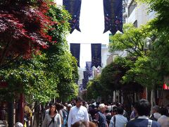 宵まつりは、街中にお囃子が響き渡り、華やかなすずめの舞が繰り広げられる・・・という１日です。

お祭り会場は、徒歩圏内にありながら、けっこう広い範囲にわたって、いろいろな場所で様々な時間にイベントが行われているので、目的を絞りました。

わが家の今日の目的は、市民広場での「杜の市」（仙台と東北被災地から色々な飲食のお店が大集合）と、１９時からの夜の山鉾巡行「復興祈願山鉾」。

１３時頃、地下鉄の勾当台公園で降り、一番町通りのアーケードに、七夕飾りが飾られている・・というので、ちょっと見に行ってみます。

一番町通り・・・さすがに今日は結構な人出ですね〜。
