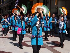 仙台のすずめ踊りは、慶長８年（１６０３）、仙台城移徒式（新築移転の儀式）の宴席で、泉州・堺（現在の大阪府堺市）から来ていた石工たちが、即興で披露した踊りにはじまるといわれています。

西国らしい小気味よいテンボ、躍動感あふれる身振り、伊達家の家紋が「竹に雀」であったこと、はね踊る姿が餌をついばむ雀の姿に似ていたことから「すずめ踊り」と名付けられ、長く伝えられることとなりました。

