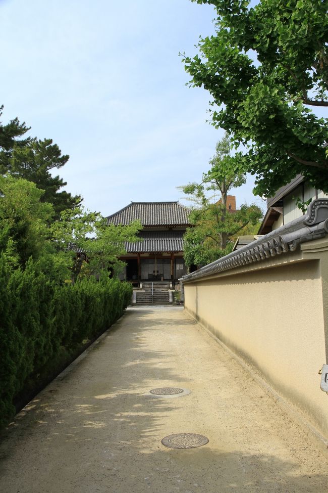 西大寺の駐車場（300円）から参道を通しての四王堂