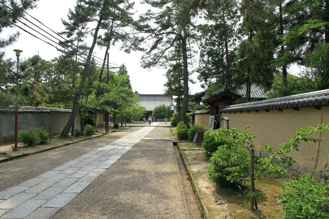 正面に見えるは愛染堂です。