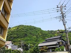 ２０分ほどで、高麗山が見えてきました。

歌川広重作『東海道五十三次』の平塚宿にも、描かれている昔から有名なお山です。

名前の由来は、大体予想は付きますが、滅亡した高句麗からした人たちが、住み着いたからだそうな。

標高１７０ｍほどの低山です。
