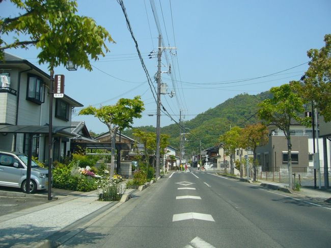 国道８号線から近江八幡市内に入ると<br /><br />前方に、これから登る【八幡山】の山すそが見えてきました。<br /><br />こんなふうに【八幡山】を意識して見るのは初めて。