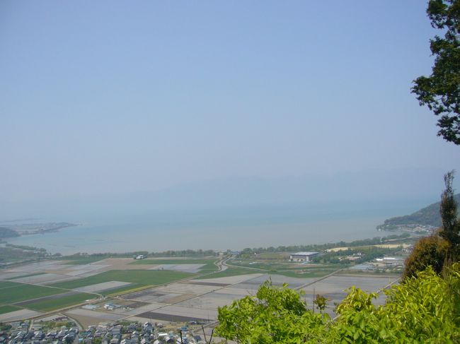 正面に、【びわ湖】を望む。<br /><br />この日、晴れてはいるものの、ぼんやりと霞んでいるので、<br /><br />鮮明な景色が見られなくて、ちょっと、がっかり。。。<br /><br /><br />びわ湖は・・・・・しょっちゅう見てるから、まっ、いいかー