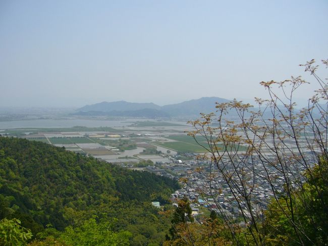 正面に見える山は、【安土山】<br /><br />手前左は、【西の湖】<br /><br />【西の湖】は、びわ湖と水路でつながっている内湖です。<br /><br /><br />水郷めぐりで有名な、【八幡水郷】も。<br /><br />私は、したことないけど・・・・・