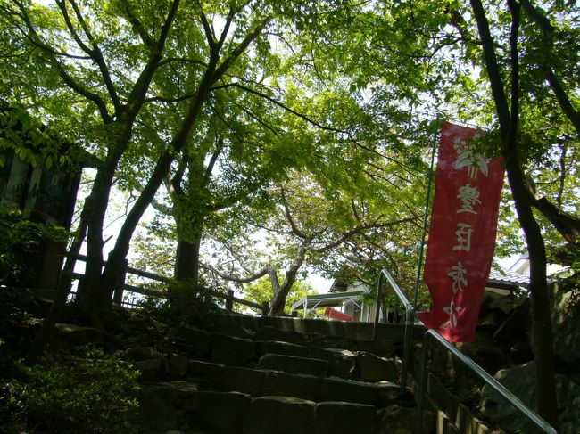 豊臣秀次は、豊臣秀吉の弟で秀吉の養子になり、八幡山城の城主に。<br /><br />・・・が、秀吉に謀反の疑いをかけられ切腹。<br /><br />八幡山城は、わずか10年で廃城になったそうです。<br /><br />