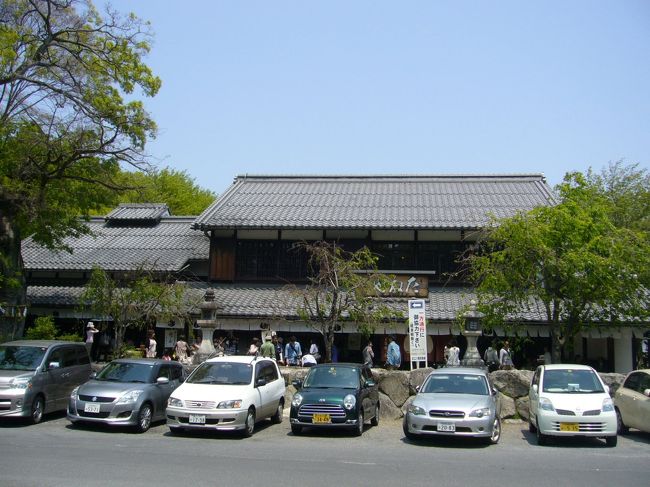 神社のお隣、【たねや】<br /><br />もしかしたら、八幡山より有名！？<br /><br />相変わらず、車がいっぱい。