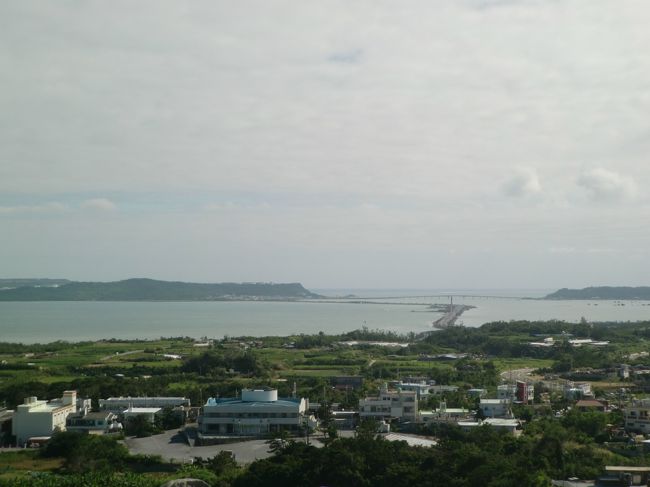 勝連城から平安座島（左側）を望む。<br />本島と島を結ぶのが『海中道路』で、延長4.7kmの堤防によって築造された道路。<br />その右に見える島を結ぶのが浜比嘉大橋。