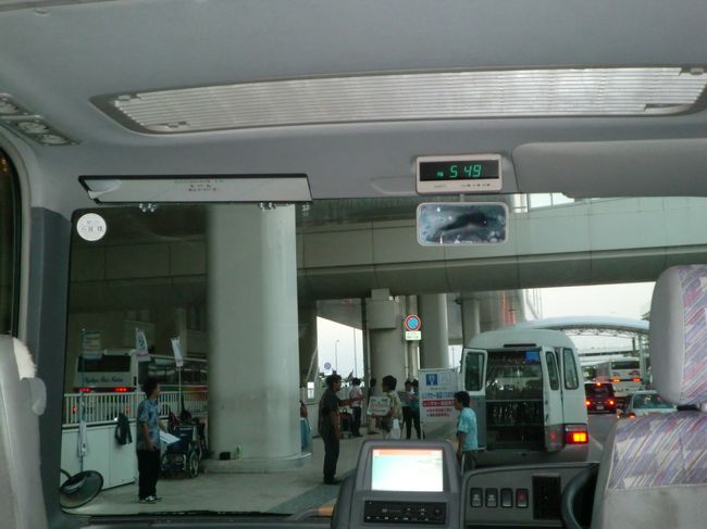 夕方の便で羽田を発ち、那覇に着いたのは日暮れ前・<br />レンタカー会社が用意してくれたマイクロバスに乗り込んだ。<br /><br />レンタカーを借りた頃には日が暮れていた。