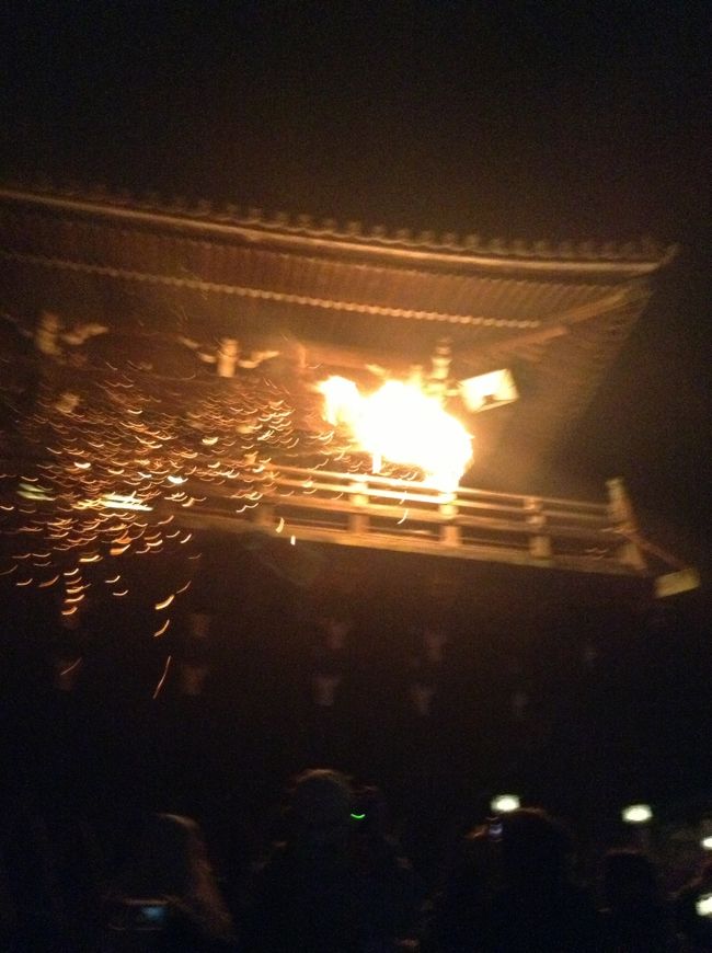 あっという間の20分間<br />でも5時前から待っていてよかったです。<br />前の方で見れたし、火の粉もかぶれたし・・・夕陽も眺めることができました。<br />これが雪や雨だったらちょっと悲惨。<br />6時過ぎまで敷物敷いて、座って待っていられたので休憩にもなりました。<br />