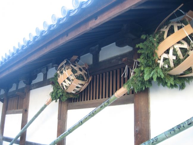 早めに二月堂へ。<br />4時45分くらいには会場へ到着したでしょうか。<br />まずは二月堂をぐるっと一周<br />松明が飾ってあります