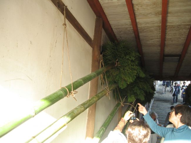 ここを松明に照らされながらお坊さんが一人ずつ登っていきます