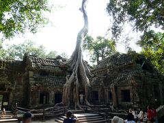 ここは超有名なタ・プローム。意図的に修復されずに大木を残しているとのことでした。