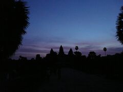 早朝初日の出を見るためアンコールワットへ。