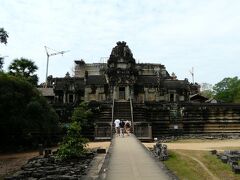 周辺の遺跡観光へ。バプーオンです。３層からまるピラミッド型の寺院。