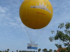 続いて気球に乗って空からアンコール遺跡群を鑑賞します。