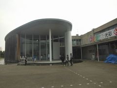 ここから、滑川市にある「ほたるいかミュージアム」！

ほたるいかの旬な３月下旬〜５月限定の「活きたほたるいかの発光ショー」を目的に帰路に訪れました。

http://www.hotaruikamuseum.com/