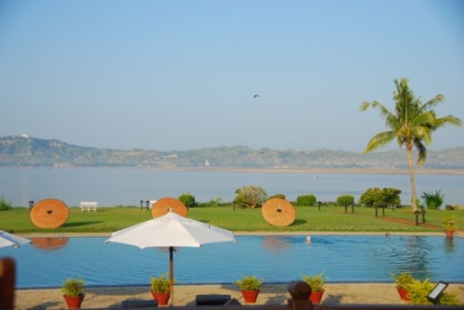 バガンの朝、天気も良くホテルもいいこともありますが<br />乾季のエーヤワディー川の朝の光景は清々しく気持ちを新鮮にしてくれます。