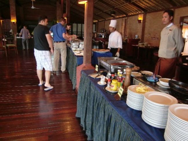 朝食はホテルのビュッフェ。品定め中。