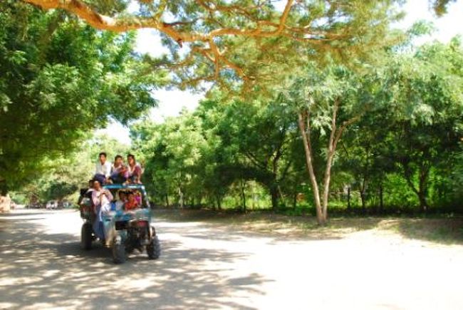 町の人と挨拶を交わしながらのんびり自転車で進んでいきます。<br />でもこれはちょっと乗りすぎじゃない。。