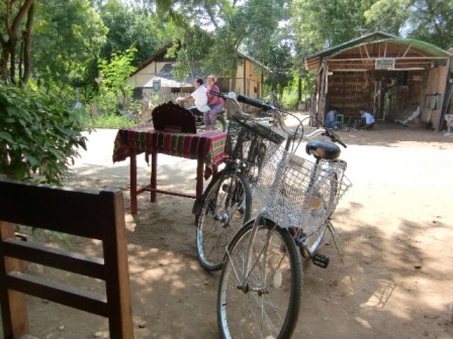 ニャウンウー村で見つけたレストランで休憩＆ランチ。