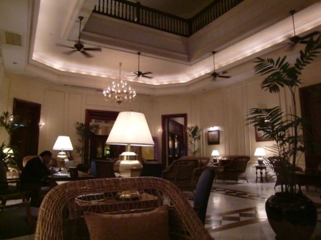 その後予定通りバガンを発ちヤンゴンへ到着。<br />ヤンゴンでは一泊だけということで奮発してストランドホテルへ。<br />ロビーからいい感じです。