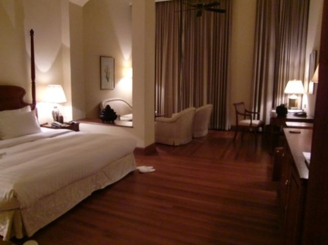 部屋も広々、調度品もしっかりしており噂に違わぬいいホテルです。