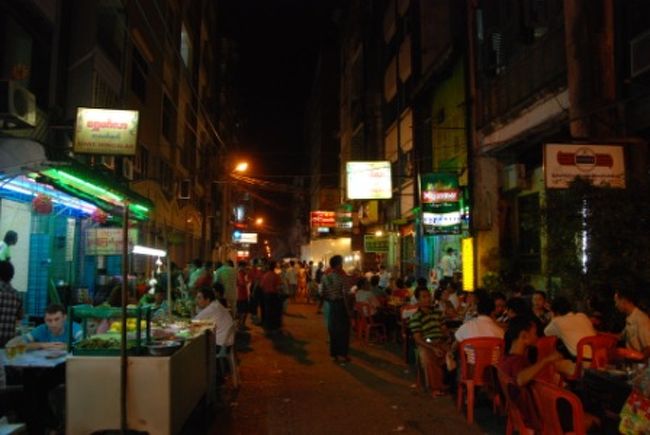 夕食はディープに行こうということで19th Streetにある路上ビアガーデンへ。<br />ビアガーデンといってもこんな感じで路上に店が広がっているだけです。