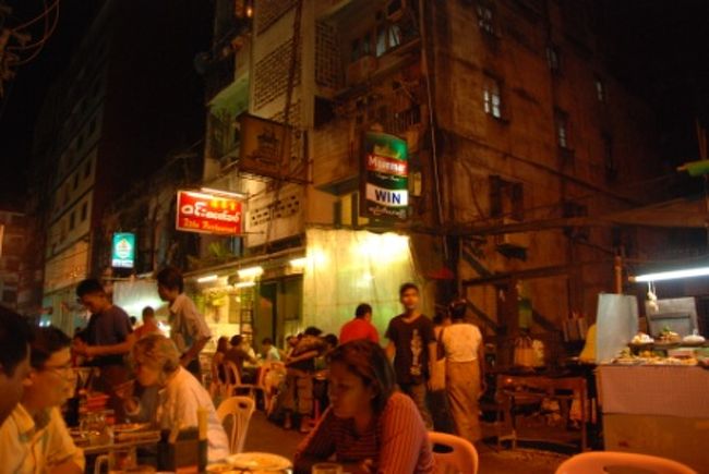 地元民に混ざり観光客も結構いて大賑わいです。<br />適当に賑わっている感じのお店の席であろう机を陣取ります。<br />英語のメニューもあって注文には困りません。<br />メイン(?)の串焼きは直接店先で自分の食べたい物を選んで注文。