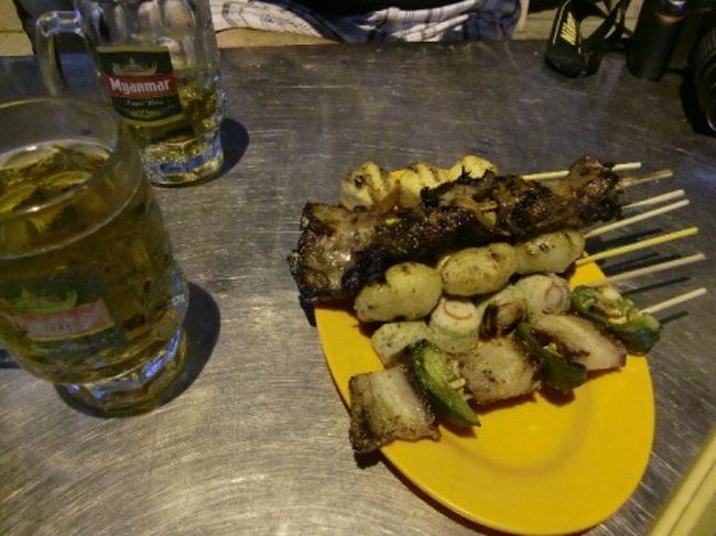 出てきたのはこんな感じ。<br />これに焼きそば、チャーハンみたいなものを一緒に頼んでビールで乾杯。<br />雰囲気も相まって旨さも倍増。<br />東南アジアのB級グルメとストリートの雰囲気が好きな方ならおススメです。