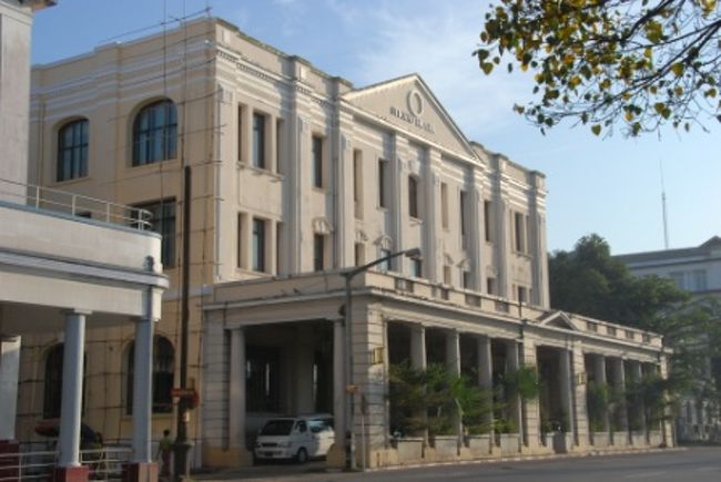 翌朝、朝食前にヤンゴンの朝の風景を楽しむべく散歩へ。<br />まずはストランドホテルをパチリ。