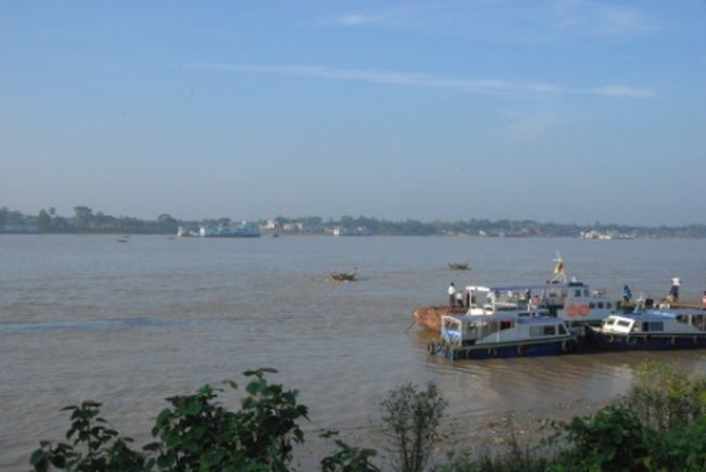 すぐ向かいにあるフェリー乗り場からヤンゴン川を臨みます。<br />このフェリーは対岸との渡し船で通勤に使う方が多いみたいで朝から大賑わいでした。